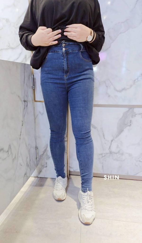 2顆高腰必買無敵窄管牛仔褲 