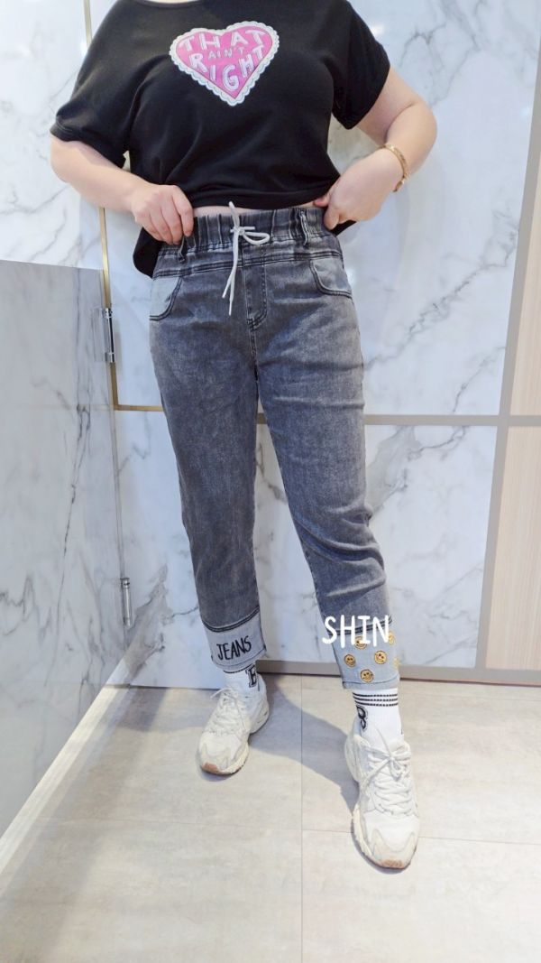 微笑刺繡牛仔八分褲 