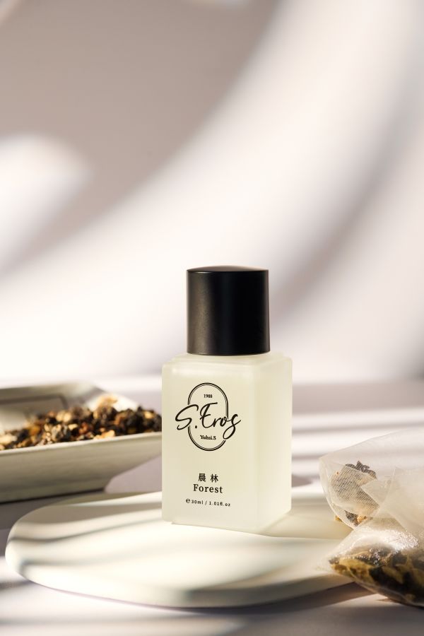 晨林 Forest 36° 淡香精 (30ml) 晨林淡香精, SEROS香水, Forest 36° 淡香精, 木質調香水, 中性香水, 森林系香氛, 天竺葵香水, 自然香氛, 清新香水, 男性香水, 女性香水, 柑橘香氛
