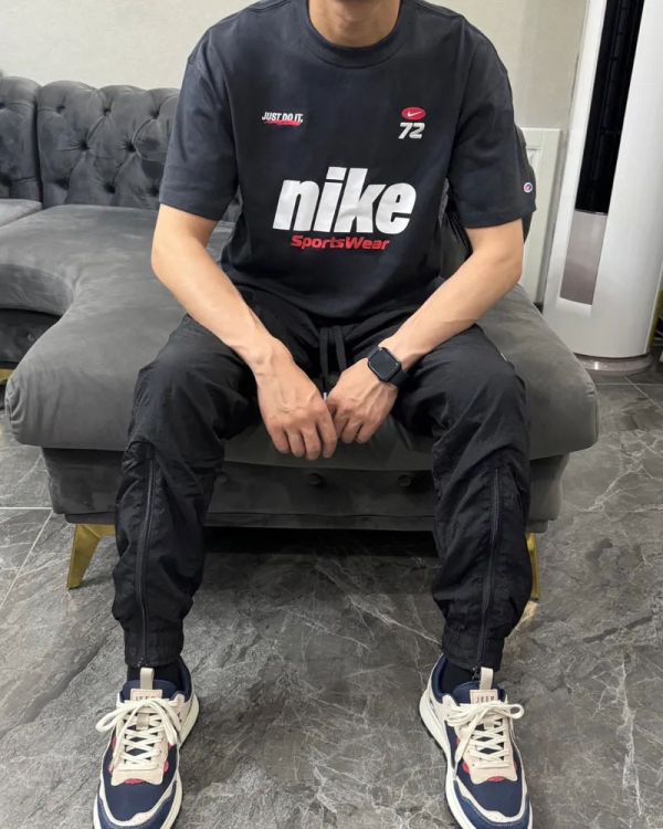 【預購】Nike Sportwear Premium Essentials 炭灰 白色 復古字體 美式仿賽車 大LOGO 刺繡寬鬆厚磅 男女款 短袖短T HQ1570 