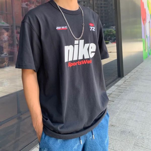 【預購】Nike Sportwear Premium Essentials 炭灰 白色 復古字體 美式仿賽車 大LOGO 刺繡寬鬆厚磅 男女款 短袖短T HQ1570 