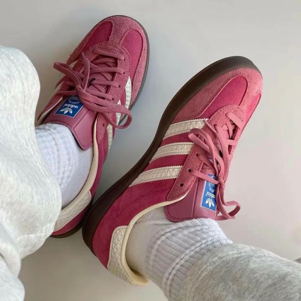 【預購】Adidas Gazelle Indoor Pink Cloud White 莓果粉 草莓熊 焦糖底 浮雕 粉白 復古德訓鞋 