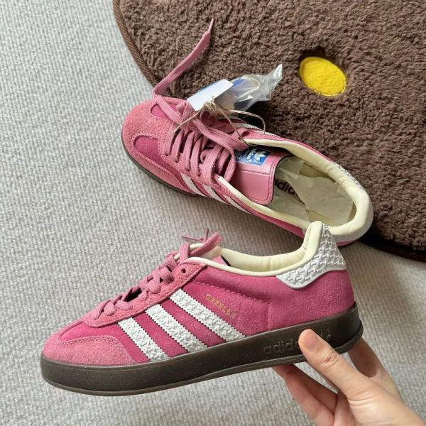 【預購】Adidas Gazelle Indoor Pink Cloud White 莓果粉 草莓熊 焦糖底 浮雕 粉白 復古德訓鞋 