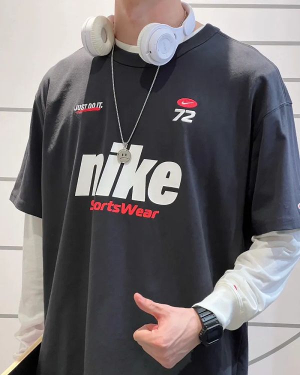 【預購】Nike Sportwear Premium Essentials 炭灰 白色 復古字體 美式仿賽車 大LOGO 刺繡寬鬆厚磅 男女款 短袖短T HQ1570 