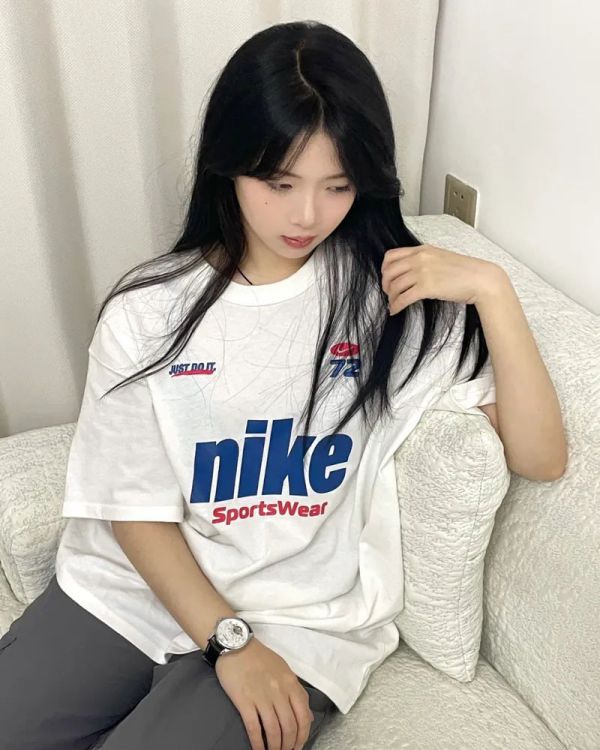 【預購】Nike Sportwear Premium Essentials 炭灰 白色 復古字體 美式仿賽車 大LOGO 刺繡寬鬆厚磅 男女款 短袖短T HQ1570 