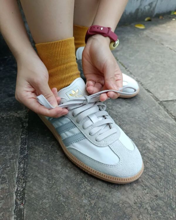 【預購】Adidas Samba OG Off White Alluminum 淺灰藍 米白 絲綢 焦糖底 德訓鞋 復古休閒鞋 