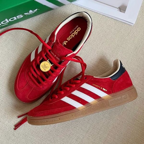 【預購】Adidas Handball Spezial x Sporty & Rich "Olympic" 紅白 焦糖底 黑尾 JENNIE同款 聯名 復古休閒鞋 