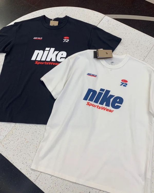 【預購】Nike Sportwear Premium Essentials 炭灰 白色 復古字體 美式仿賽車 大LOGO 刺繡寬鬆厚磅 男女款 短袖短T HQ1570 