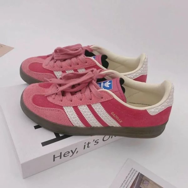 【預購】Adidas Gazelle Indoor Pink Cloud White 莓果粉 草莓熊 焦糖底 浮雕 粉白 復古德訓鞋 