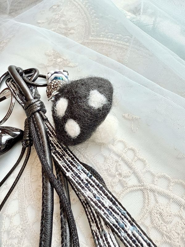 黑色個性羊毛氈蘑菇多層次日系吊飾/掛墜 