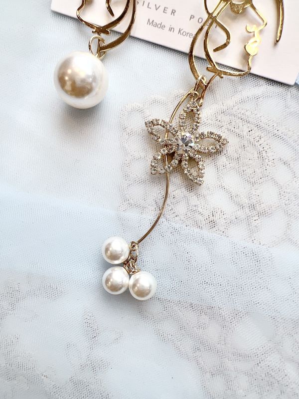 不對稱線條型側臉垂墜大耳環 