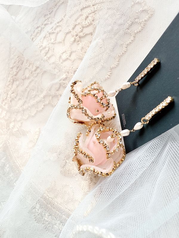 嬌豔欲滴粉色水鑽立體玫瑰垂墜耳環 