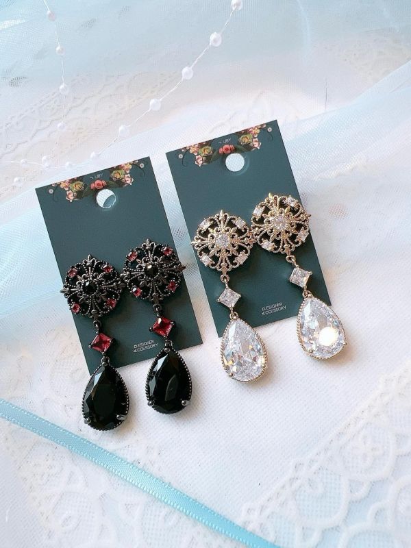 金屬雕花鋯石垂墜耳環 