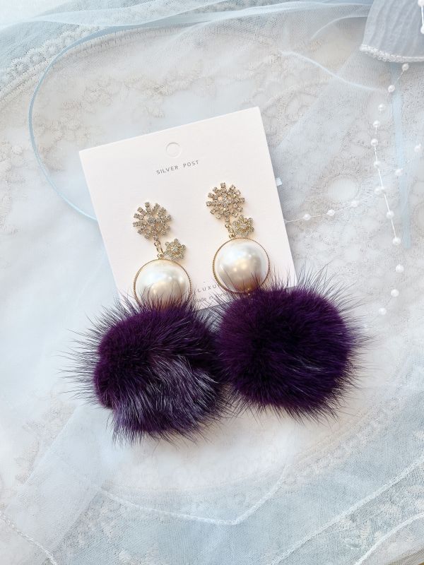滿鑽雪花垂墜珍珠貂毛大耳環（紫色 
