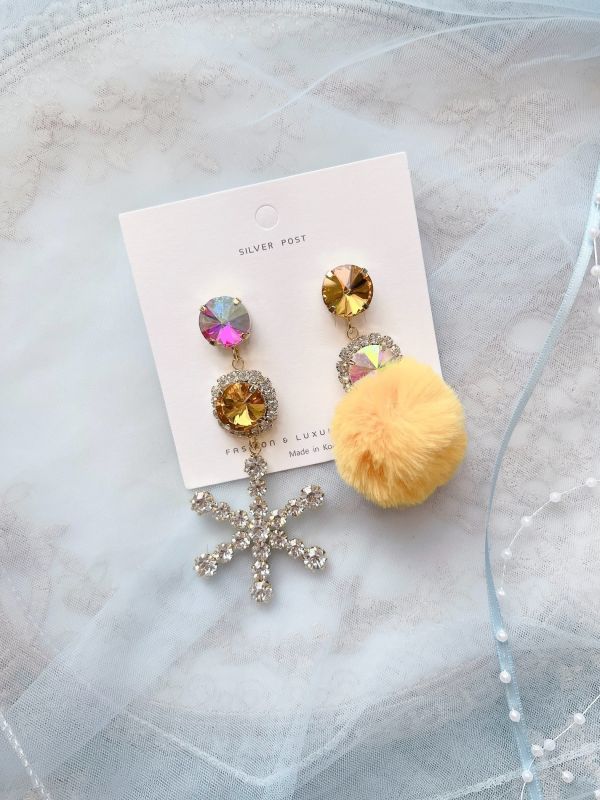 華麗閃鑽雪花毛球鋼針大耳環（黃色） 