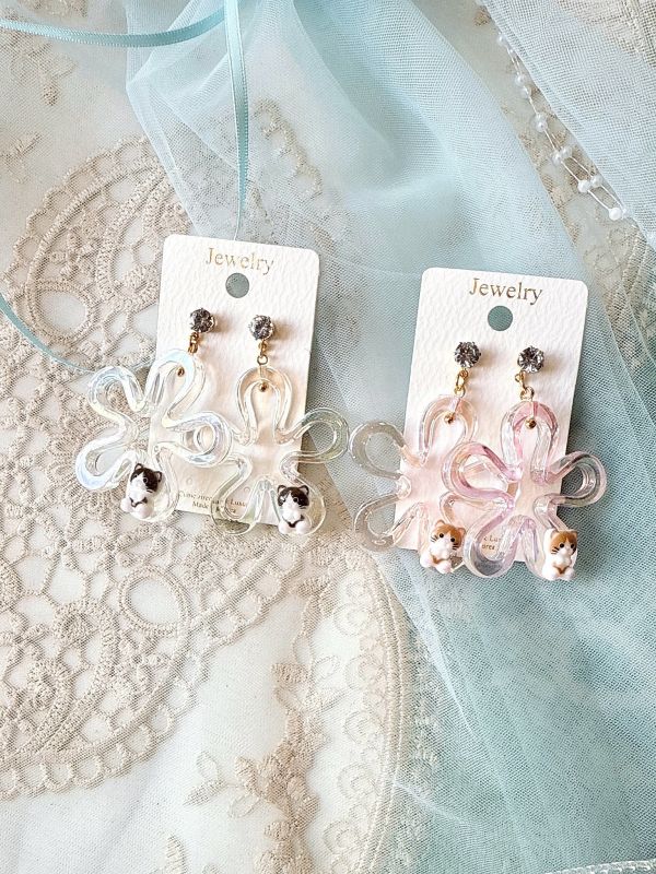 垂墜磷光花朵壓克力貓咪耳環 