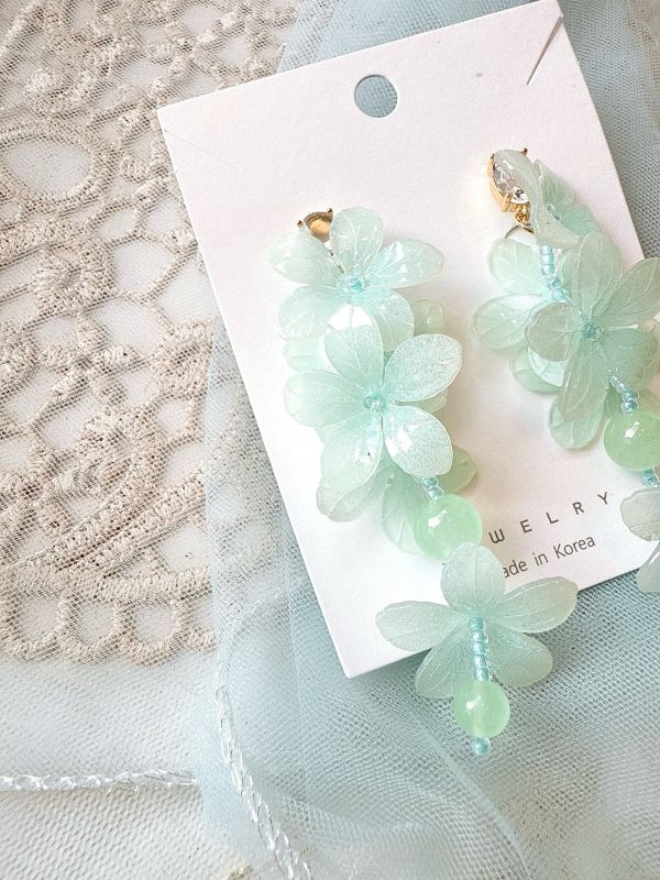 粉嫩柔美垂墜花兒銀針耳環 