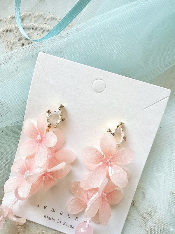粉嫩柔美垂墜花兒銀針耳環 