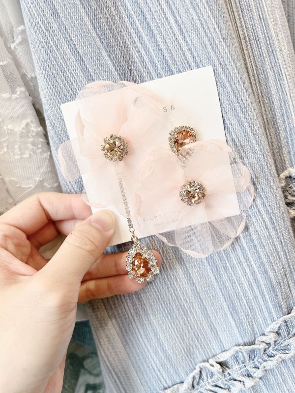 粉色雪紡花不對稱氣質鋼針大耳環 