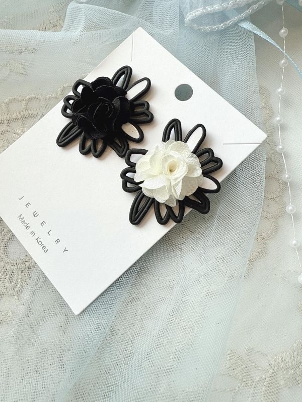 幾何黑白花朵個性銀針耳環 