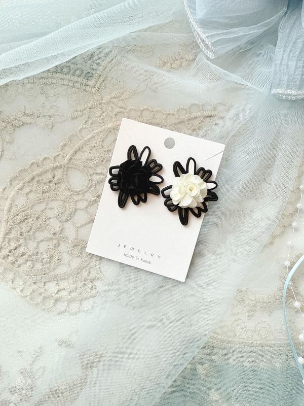 幾何黑白花朵個性銀針耳環 