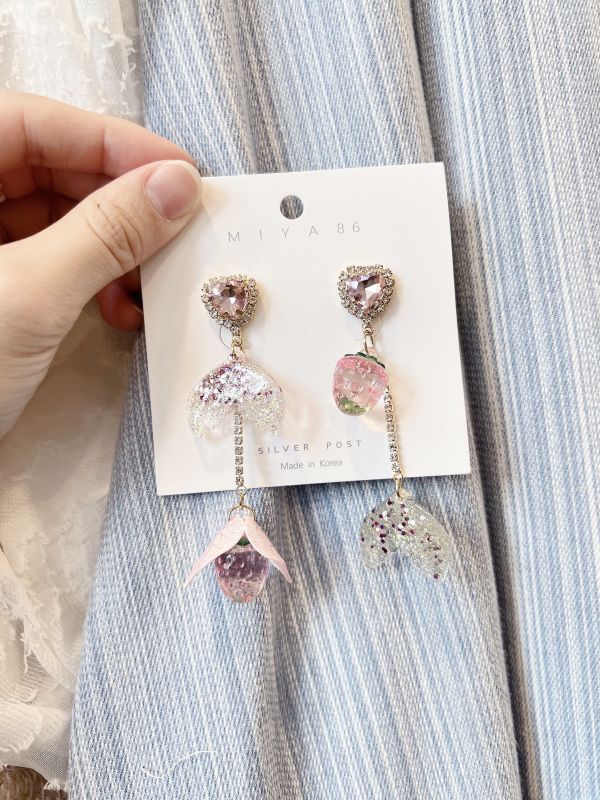 小巧粉色系美人魚尾巴碰撞草莓耳環 