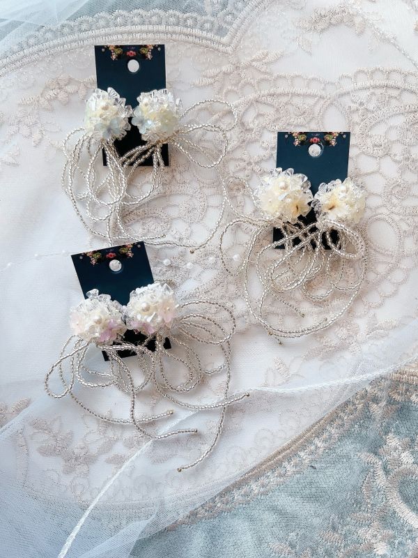 水晶繡花球蝴蝶結串珠垂墜銀針耳環 