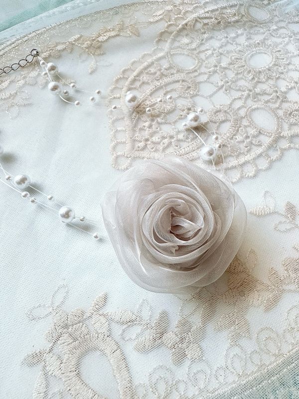 法式珍珠氣質柔感雪紡玫瑰頸鏈 