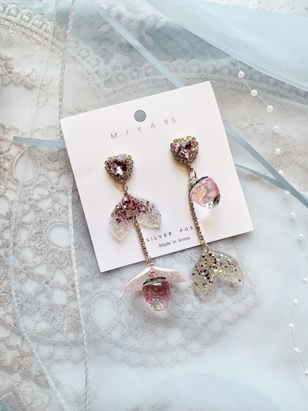 小巧粉色系美人魚尾巴碰撞草莓耳環 