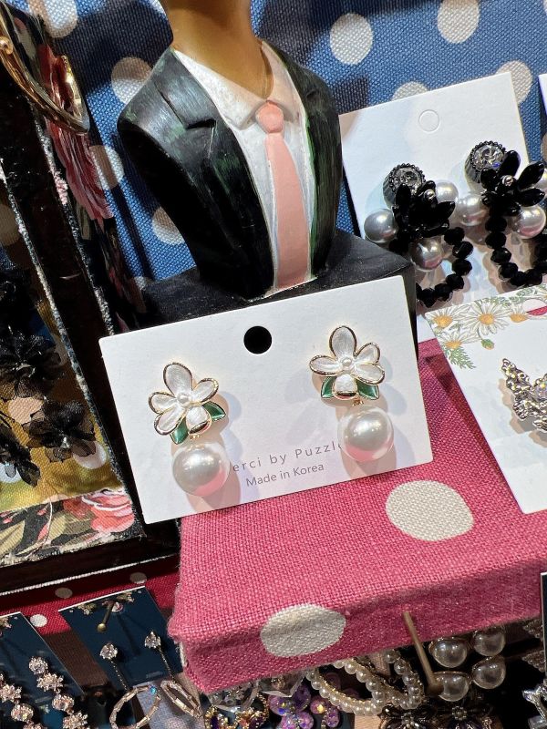 立體油滴白花垂墜晃動珍珠銀針耳環 