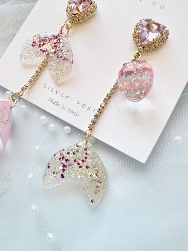 小巧粉色系美人魚尾巴碰撞草莓耳環 