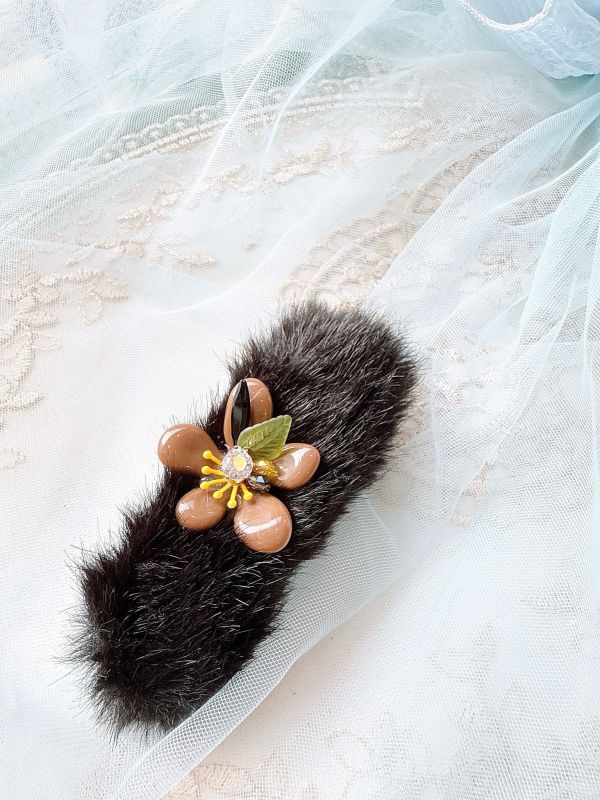 油滴盛開花朵點綴水晶森林系兔毛髮夾 