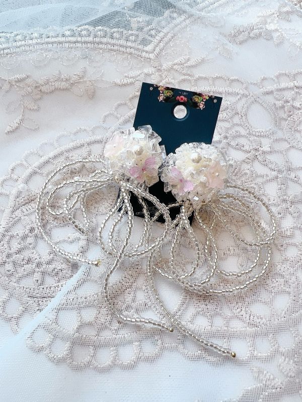 水晶繡花球蝴蝶結串珠垂墜銀針耳環 