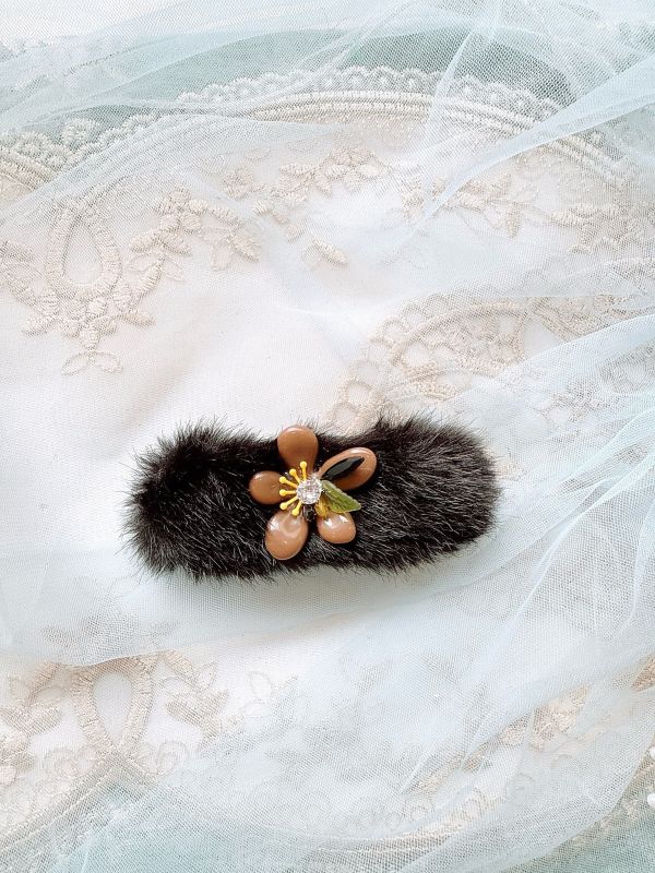 油滴盛開花朵點綴水晶森林系兔毛髮夾 