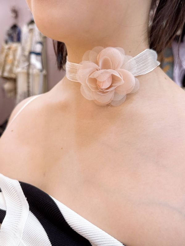 浪漫迷人淡粉立體玫瑰花透膚頸鏈 