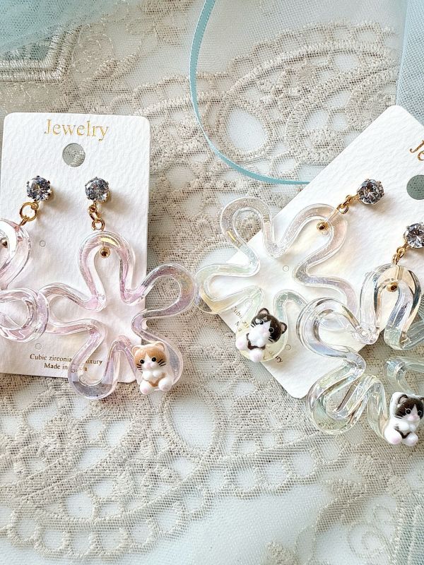 垂墜磷光花朵壓克力貓咪耳環 