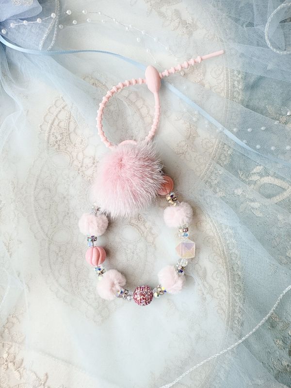 冬日貂毛串珠吊墜 