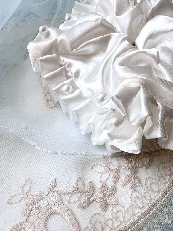 花邊領釘扣珍珠髮束 