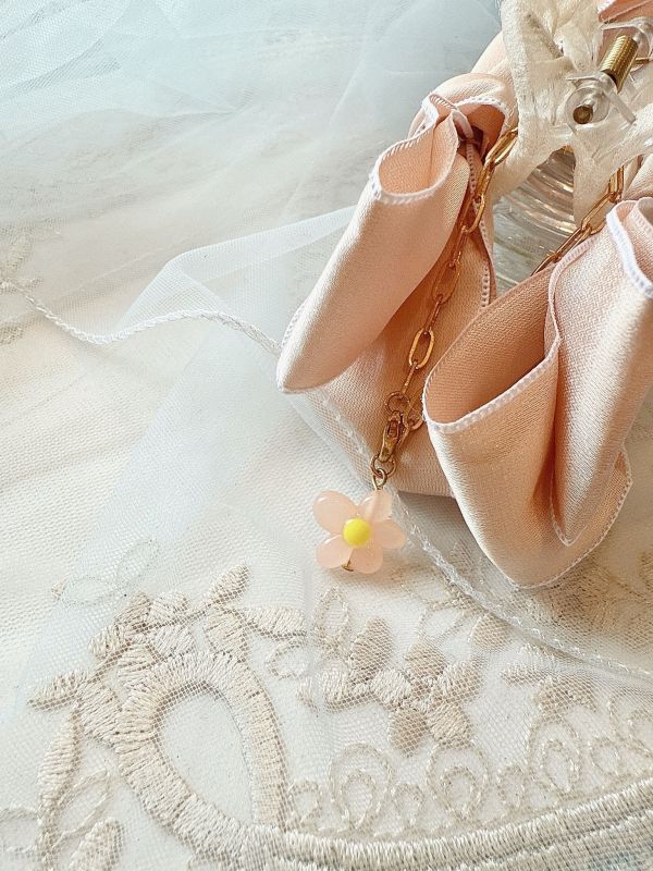 粉色素面垂墜小花蝴蝶結抓夾 