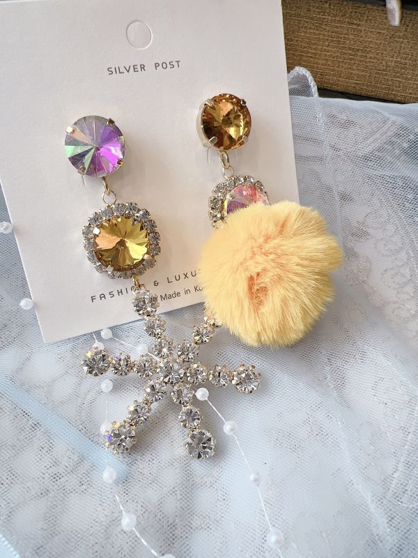 華麗閃鑽雪花毛球鋼針大耳環（黃色） 