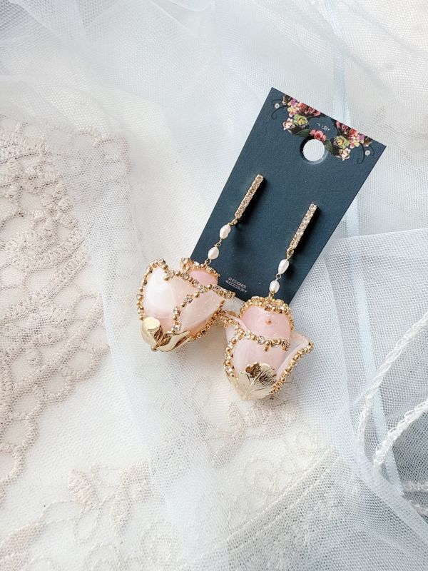 嬌豔欲滴粉色水鑽立體玫瑰垂墜耳環 