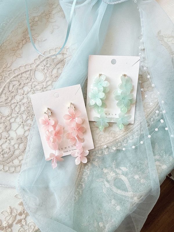 粉嫩柔美垂墜花兒銀針耳環 