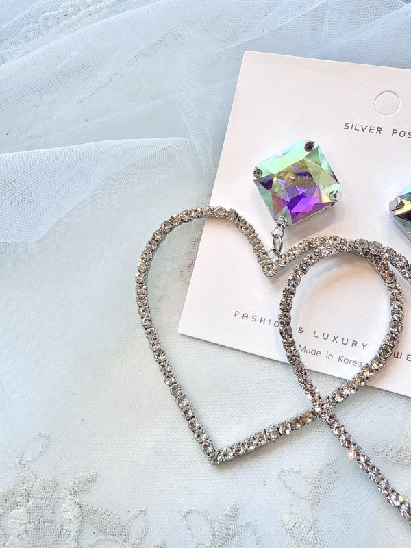 華貴彩鑽俐落愛心大耳環 