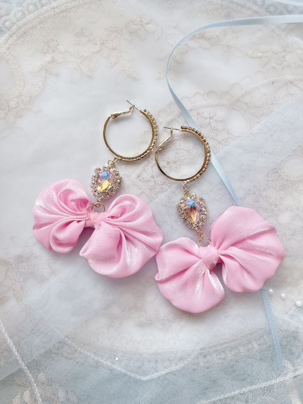 圈狀滿鑽珠光粉色蝴蝶結鋼針大耳環 