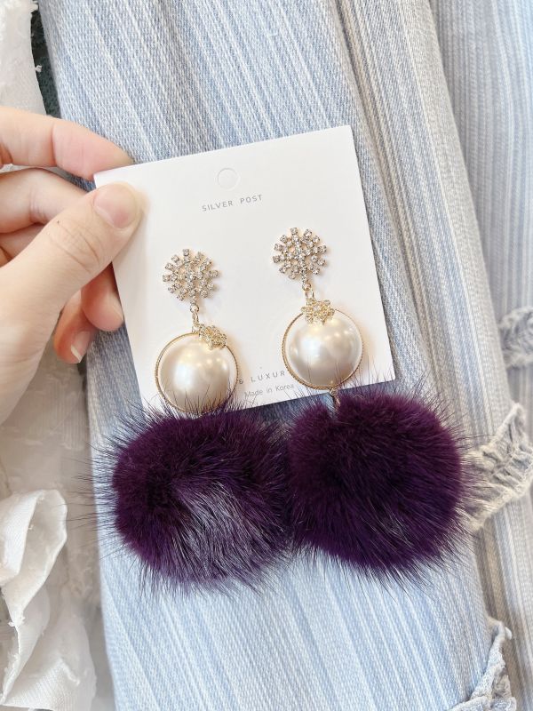 滿鑽雪花垂墜珍珠貂毛大耳環（紫色 