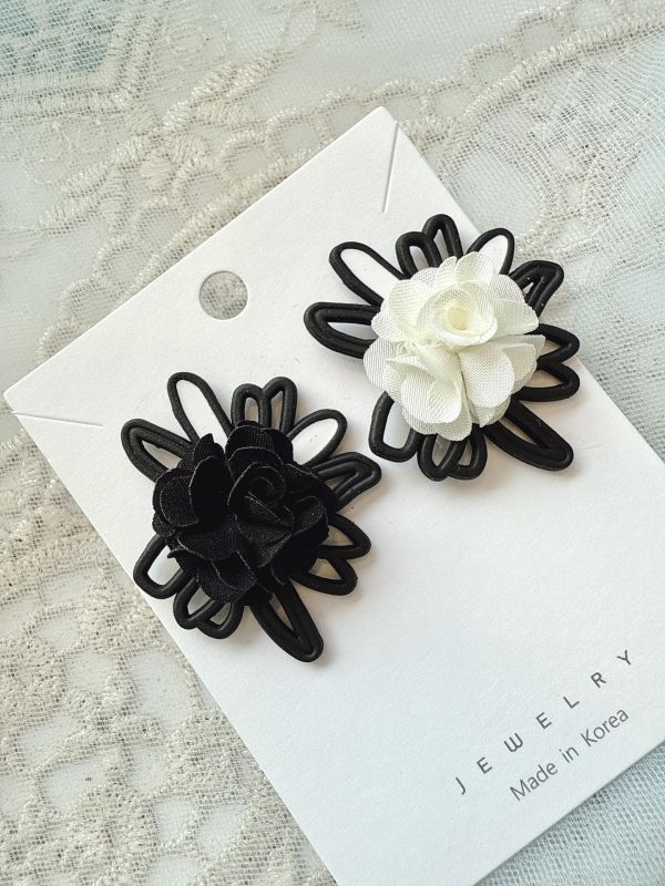 幾何黑白花朵個性銀針耳環 