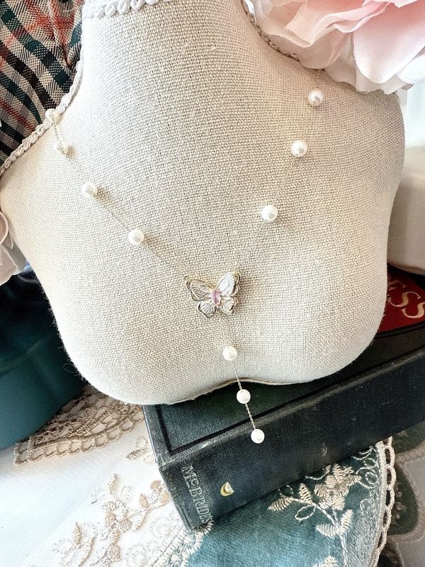 V型典雅珍珠點綴蝴蝶垂墜鍊 