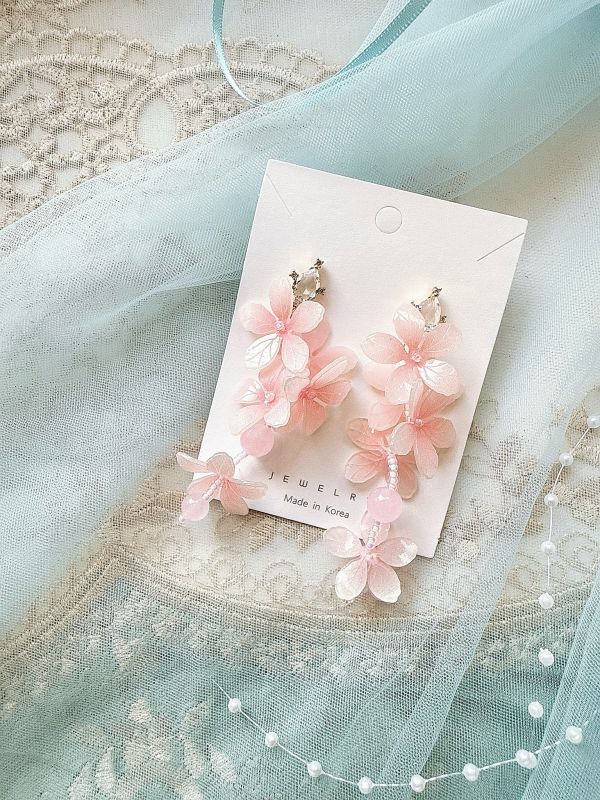 粉嫩柔美垂墜花兒銀針耳環 