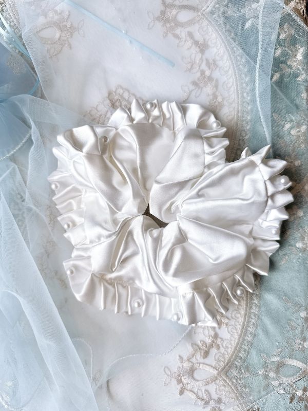 花邊領釘扣珍珠髮束 