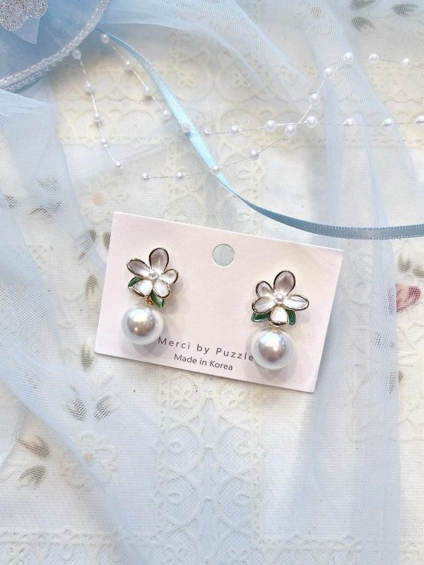 立體油滴白花垂墜晃動珍珠銀針耳環 